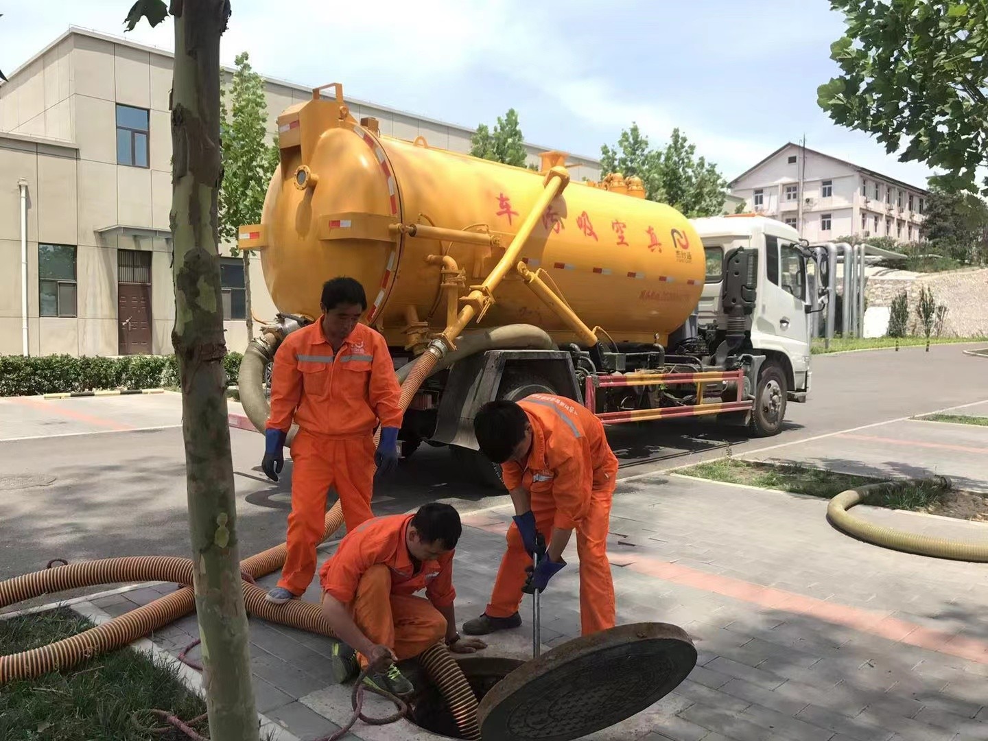 隆安管道疏通车停在窨井附近