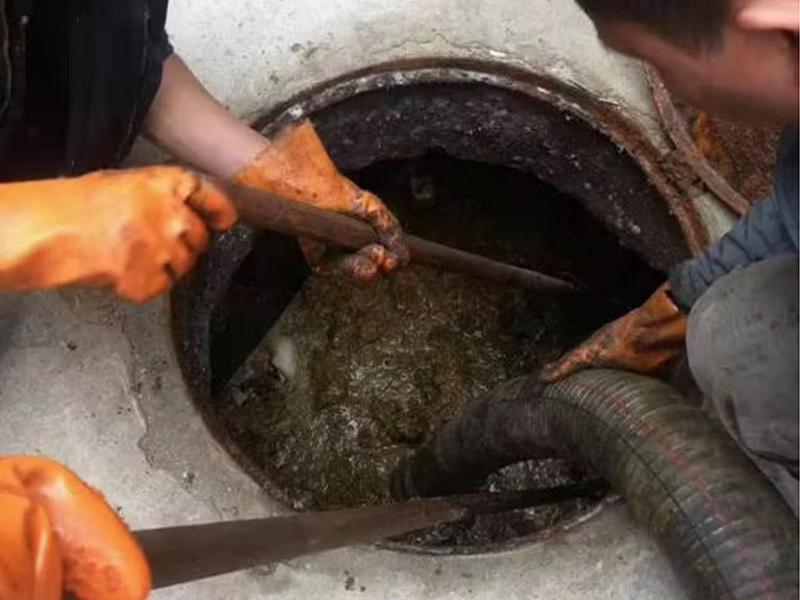 隆安清理化粪池时如何避免沼气的危害？